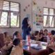 Pratiwi Eka Ramadhayani, S.Pd, guru kelas 2 UPT SDN 02 Tanjung Seri, Kec. Sei Laut Tador, Kab. Batu Bara saat memberikan pembelajaran berdiferensiasi kepada anak didiknya.