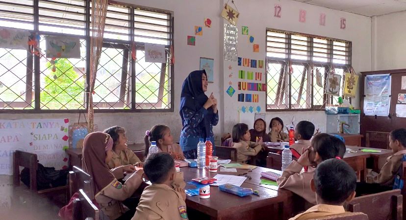 Pratiwi Eka Ramadhayani, S.Pd, guru kelas 2 UPT SDN 02 Tanjung Seri, Kec. Sei Laut Tador, Kab. Batu Bara saat memberikan pembelajaran berdiferensiasi kepada anak didiknya.