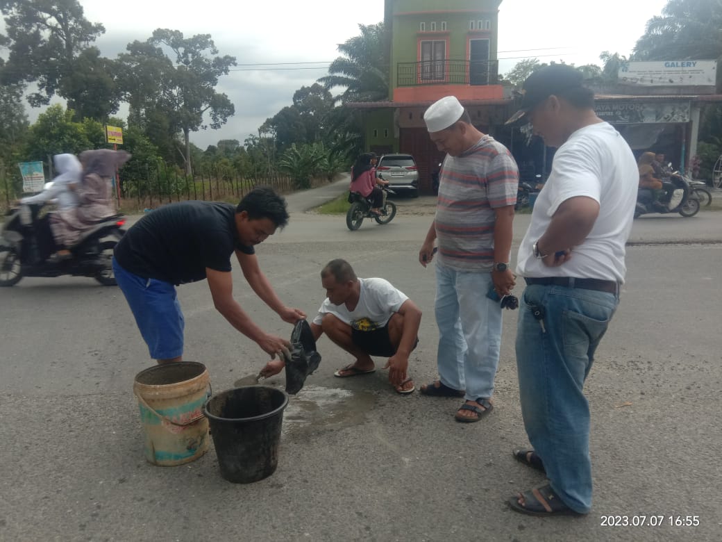 Masyarakat Tambal Sulam Jalan Sisupak-Latong