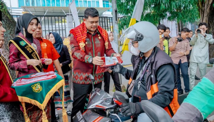 Tumbuhkan Semangat Kemerdekaan dan Jiwa Nasionalis, Bobby Nasution Bagikan Bendera Merah Putih