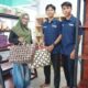 Salah satu masyarakat Kota Sibolga (kiri) membeli tas tangan yang terbuat dari sampah plastik bersama petugas rumah BUMN Sibolga.
