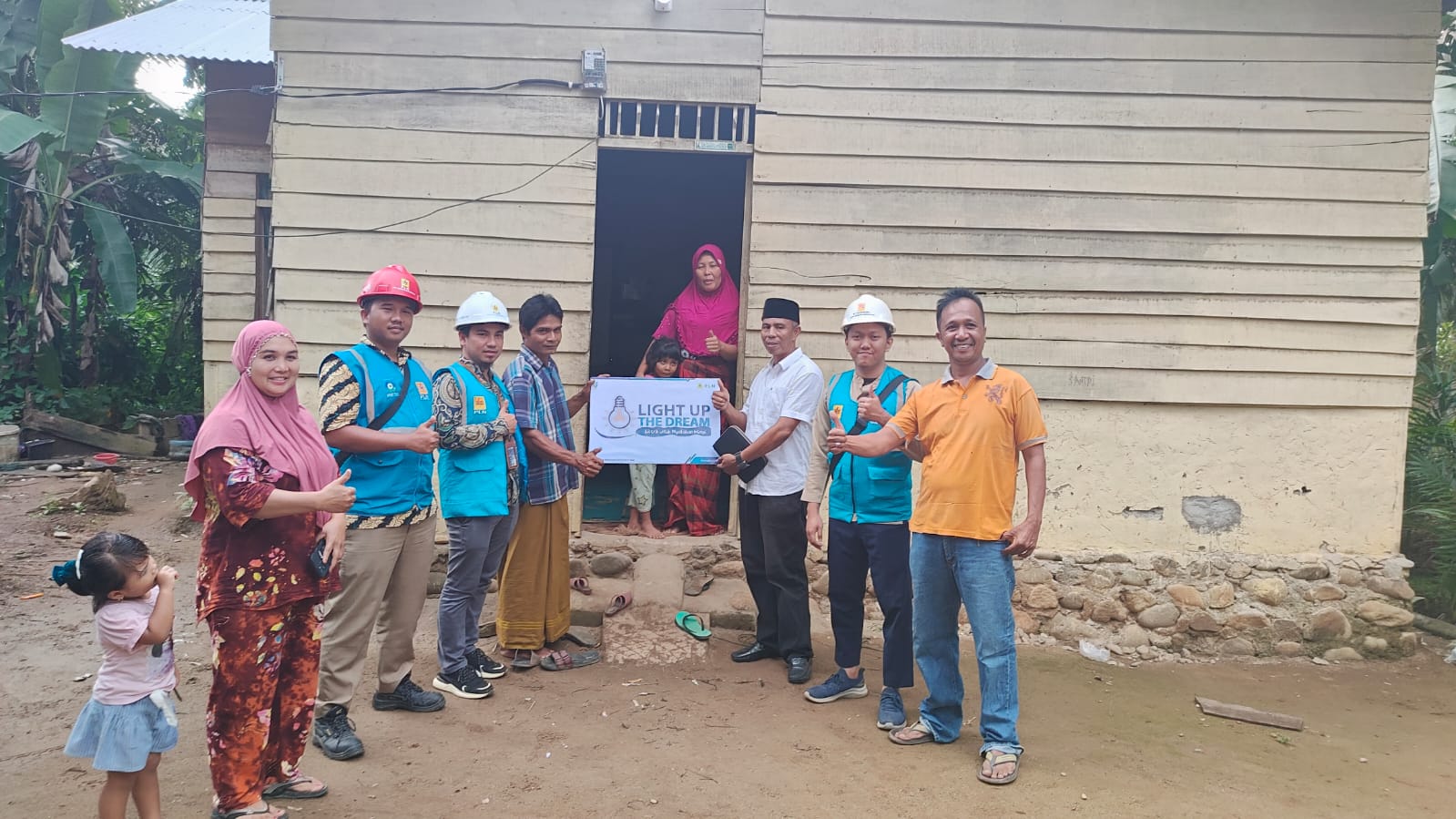 Penyerahan simbolis penerima bantuan Light Up The Dream atas nama Tandar (tengah kiri), diserahkan oleh Kepala Kecamatan Ranto Baek, Sofian (baju putih), bersama Manager PLN ULP Natal Muhammad Faiz.