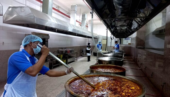 Brimob Eksis Salurkan Bantuan Sembako