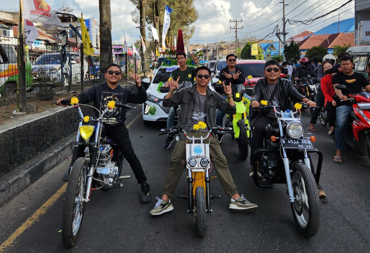 Komunitas EVThink melakukan kampanye menggunakan kendaraan listrik dari kantor Bupati Karo menuju Taman Mejuah-Juah untuk menyemarakan Festival Bunga dan Buah.