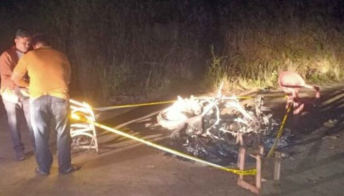 Gegara Parkir, Warga Keroyok 2 Pria Dan Bakar 7 Sepeda Motor