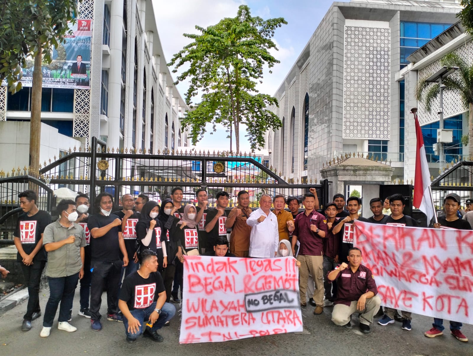 Anggota DPRD Sumut Rudy Hermanto, menerima peserta aksi dari Forum Mahasiswa dan Masyarakat Peduli Hukum (Formasih) yang menggelar aksi unjukrasa di depan gedung DPRD Sumut, Senin (10/7). Waspada/Partono Budy