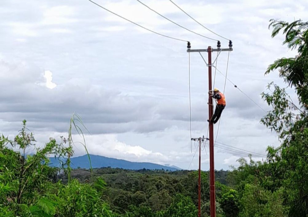 Petugas PLN sedang melakukan pemasangan komponen Jaringan Tegangan Menengah (JTM) di Kepulauan Nias.