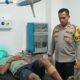 KAPOLRES Pelabuhan Belawan AKBP Josua Tampubolon melihat kondisi tersangka Sab alias Sabron yang menderita luka tembak karena berusaha menyerang dan melarikan diri saat hendak ditangkap, Selasa (11/7). Waspada/Andi Aria Tirtayasa