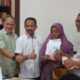 WAKIL Ketua DPRK Aceh Tamiang, Fadlon yang turut didampingi Ketua Komisi I, Miswanto dan anggota komisi I, Erawati Is ketika menyerahkan uang tali asih kepada Warga serta disaksikan Direktur Operasional PT. Rapala, Zulkifli dan Manager PT.Rapala Kebun Sei Iyu, M.Arief Di Ruang Komisi I DPRK setempat, Rabu (12/7) sore. Waspada/Muhammad Hanafiah