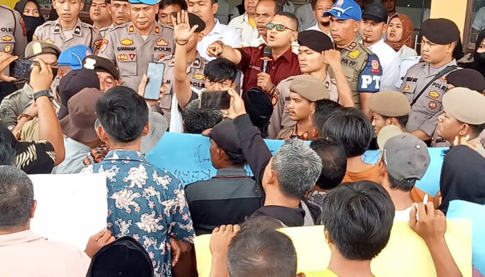 Masyarakat Dan Mahasiswa Demo Inspektorat Palas