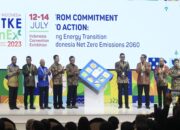 Seremoni pembukaan acara EBTKE Conex 2023 di Tangerang, Rabu (12/7). Kiri ke kanan; Anggota Dewan Energi Nasional, Satya Widya Yudha, Direktur Jenderal Energi Baru Terbarukan dan Konservasi Energi Kementerian ESDM, Dadan Kusdiana, President Director Medco Energy, Hilmi Panigoro, Gubernur Aceh, Achmad Marzuki, Menteri Energi dan Sumber Daya Mineral, Arifin Tasrif, Direktur Utama PLN, Darmawan Prasodjo, Ketua Umum METI, Wiluyo Kusdwiharto, Ketua Steering Committee EBTKE Conex 2023, Eka Satria, dan Direktur Logistik & Infrastruktur Pertamina, Alfian Nasution.