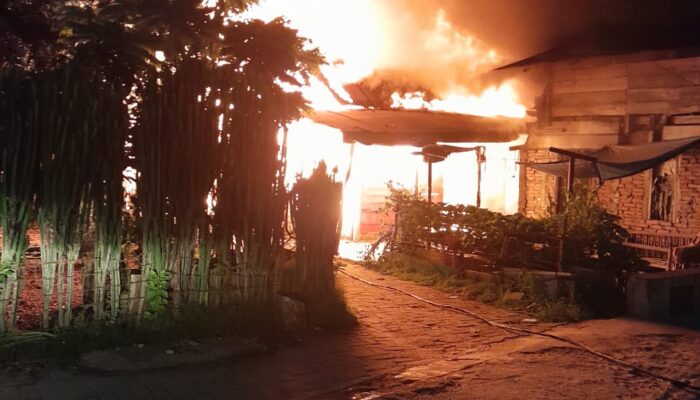 5 Rumah, Kantor Dan Balai Desa Dilalap Si Jago Merah