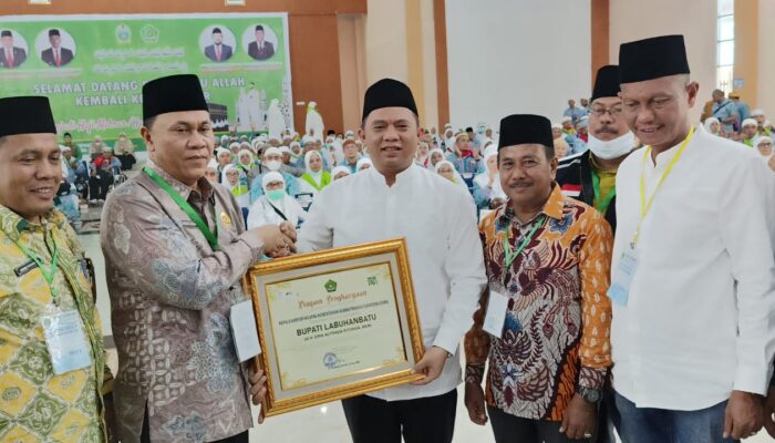 Kakanwil Kemenag Sumut Beri Penghargaan Untuk Bupati Labuhanbatu