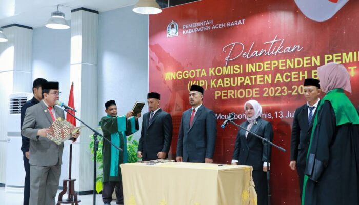 Pj Bupati Lantik 5 Anggota KIP Aceh Barat
