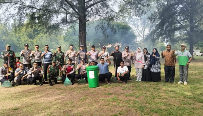 Sinergi Dengan Polri, Pemkab Aceh Besar Bersihkan Pantai Lampuuk