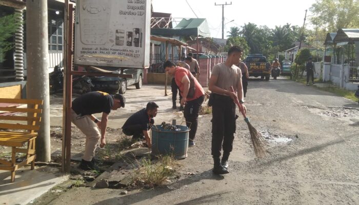 Polres Padanglawas Bersihkan Lingkungan Pasar Sibuhuan