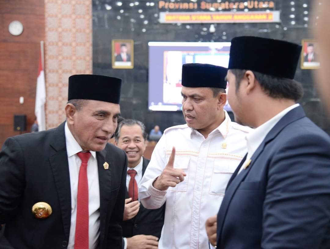 ANGGOTA DPRD Sumut dari F-PKS, Abdul Rahim Siregar (tengah) bersama Gubu Edy Rahmayadi (kiri), dalam sebuah pertemuan. Waspada/ist