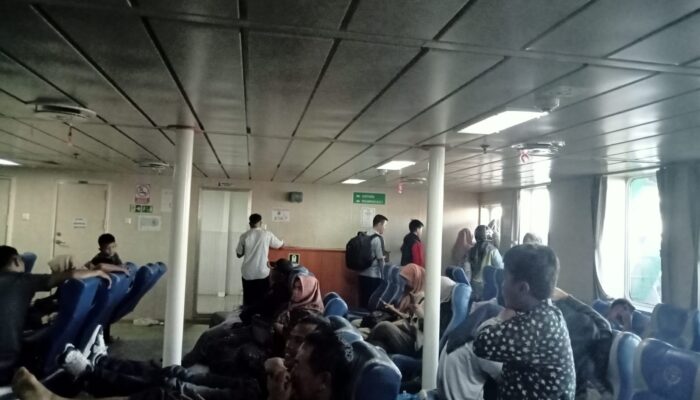 Penumpang Ferry KMP AH1 Terjebak Di Kapal