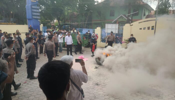 Demo Bea Cukai Berlanjut, Bakar Ban Dan Saling Dorong