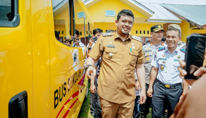 Antisipasi Minimnya Transportasi & Perlancar Akses Belajar, Bobby Nasution Serahkan 3 Unit Bus Sekolah