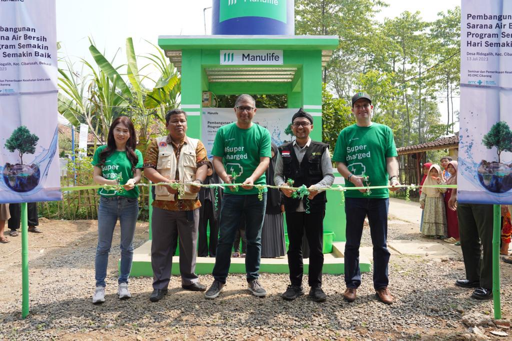 Peresmian pembangunan sarana air bersih untuk lebih dari 25 keluarga di Desa Ridogalih, Bekasi, dalam rangka memperingati hari jadi ke-38 Manulife Indonesia melalui program "Semakin Hari Semakin Baik".
