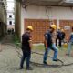 Petugas PLN saat melakukan pemutusan kabel listrik yang diduga melakukan penyambungan tanpa izin di salah satu lokasi yang diduga dijadikan sebagai tempat penambangan bitcoin.