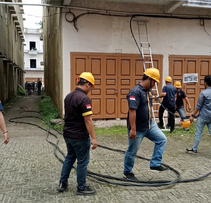 Petugas PLN saat melakukan pemutusan kabel listrik yang diduga melakukan penyambungan tanpa izin di salah satu lokasi yang diduga dijadikan sebagai tempat penambangan bitcoin.