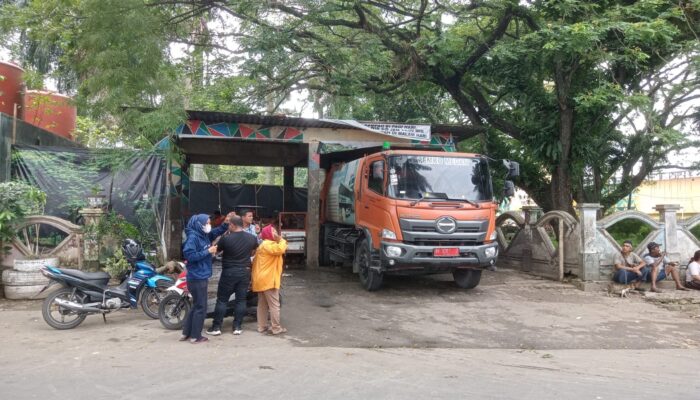 Selain Ditutup Spanduk, TPS Teladan Kecamatan Medan Kota Setiap Hari Dibersihkan, Disiram Disinfektan & Karbol