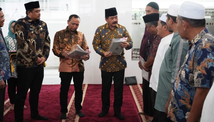 Wali Kota Medan Bersama Menteri ATR/BPN RI Menyerahkan 11 Sertipikat Tanah Wakaf
