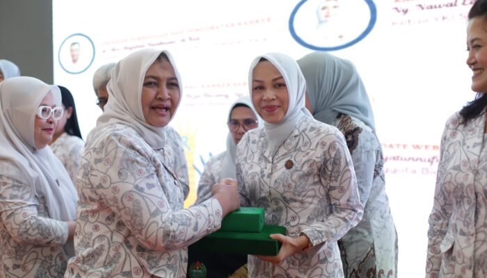 Eli Mahrani Terima Penghargaan Dari Ketua YKI Sumut