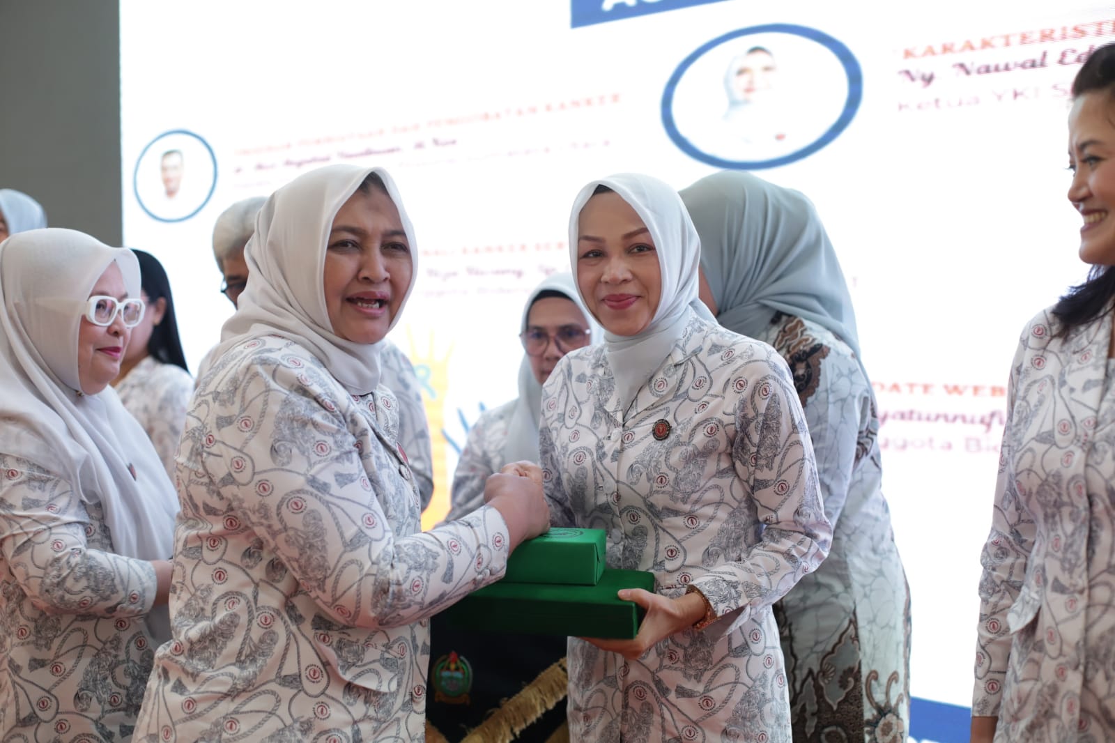 Eli Mahrani Terima Penghargaan Dari Ketua YKI Sumut