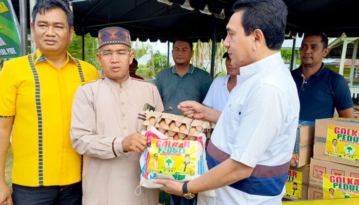 Ketua DPD Golkar Aceh Bantu Korban Kebakaran Rumah Di Pidie
