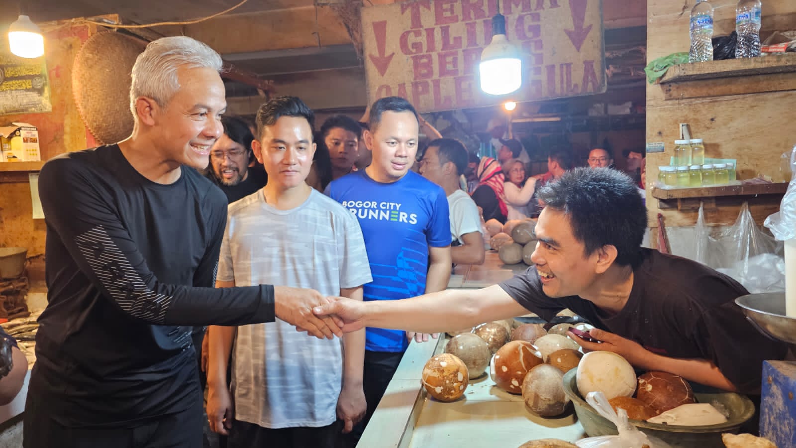 Gibran, Anang -Ashanty Temani Ganjar Blusukan Di Pasar Citeureup