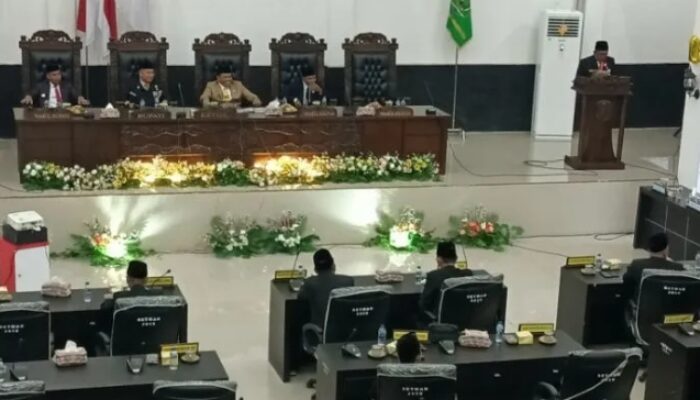 Kadis Pendidikan Bacakan Sejarah Berdirinya Labura Disidang Paripurna