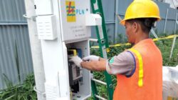 Petugas penyambungan sedang melakukan pemasangan Molded Case Circuit Breaker (MCCB) Pelanggan Pasang Baru daya 197 kVA.