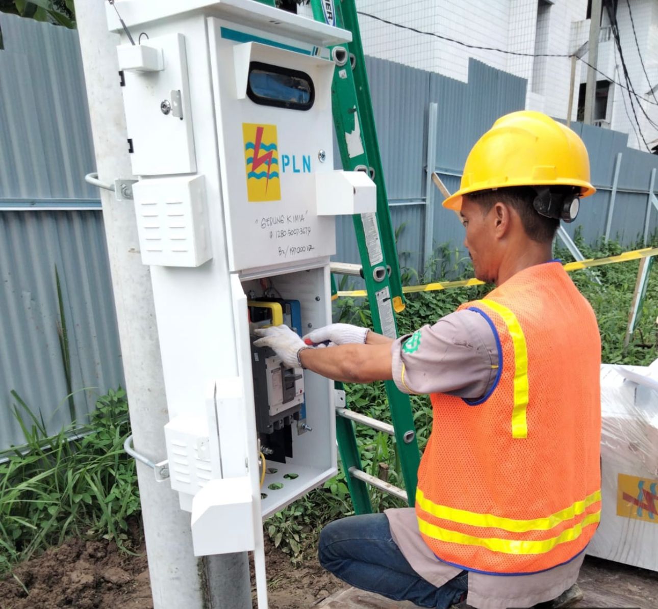 Petugas penyambungan sedang melakukan pemasangan Molded Case Circuit Breaker (MCCB) Pelanggan Pasang Baru daya 197 kVA.