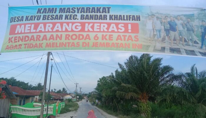 Warga Larang Kendaraan Roda 6 Melintas Di Jembatan Bandar Khalipah