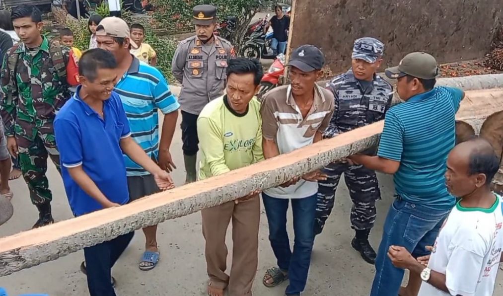 Warga Larang Kendaraan Roda 6 Melintas Di Jembatan Bandar Khalipah