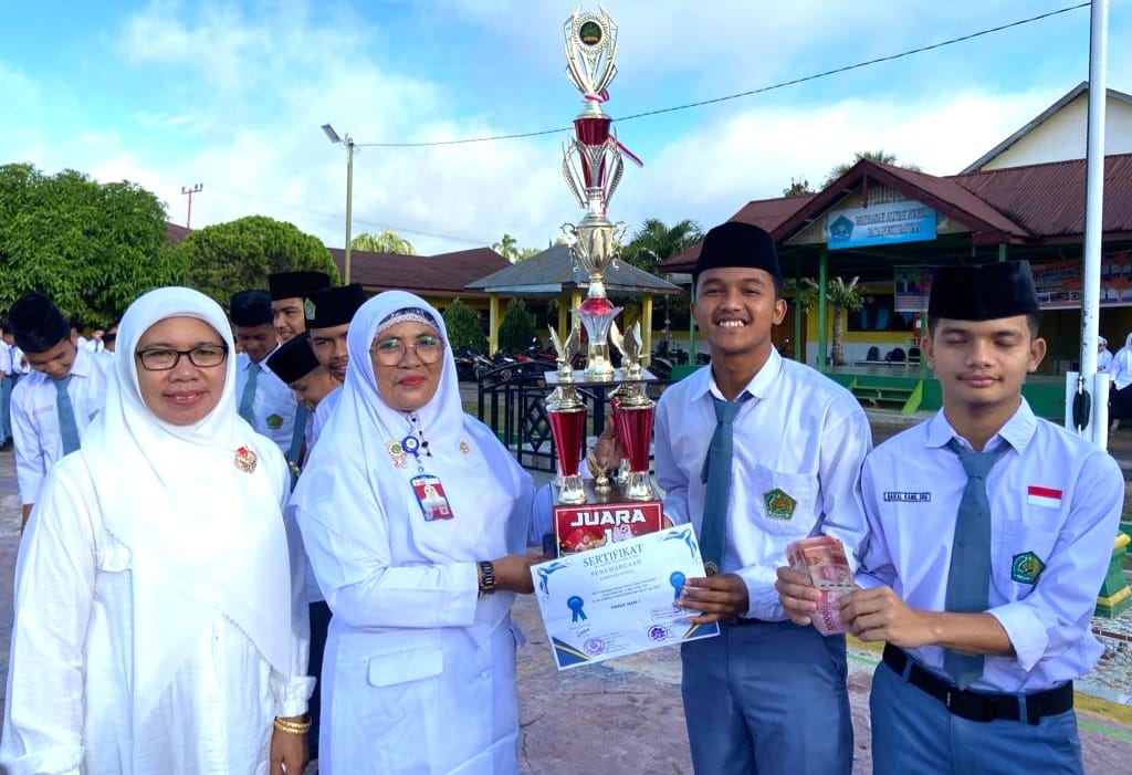 Kepala MAN 1 P. Sidimpuan Bangga Siswanya Terus Ukir Prestasi Kepala MAN 1 P. Sidimpuan Bangga Siswanya Terus Ukir Prestasi