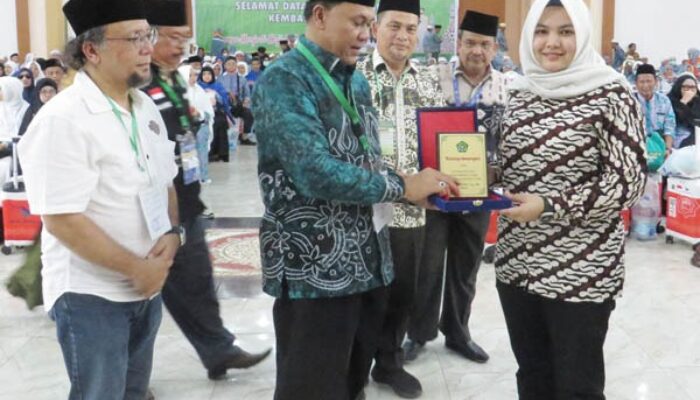 Wakil Bupati Madina Terima Penghargaan Dari Panitia Haji