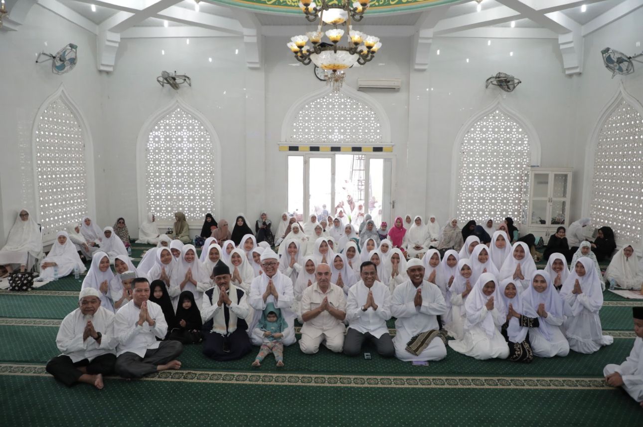 General Manager PLN Unit Induk Distribusi (UID) Sumatera Utara, Awaluddin Hafid dan manajemen foto bersama Pendiri Pondok Pesantren Tasawuf dan Tahfizul Qur’an Baitul Mushtaghfirin Al-Amir yakni Buya Assoc. Prof. Dr. KH. Amiruddin, MS., MA., MBA., Ph.D dan para santriwan-santriwati, di Ponpes Baitul Mushtaghfirin Al-Amir, Minggu (23/7).