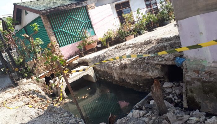 Pembongkaran Jembatan Dibiarkan, Akses Jalan Warga Bambu VI Medan Timur Terganggu