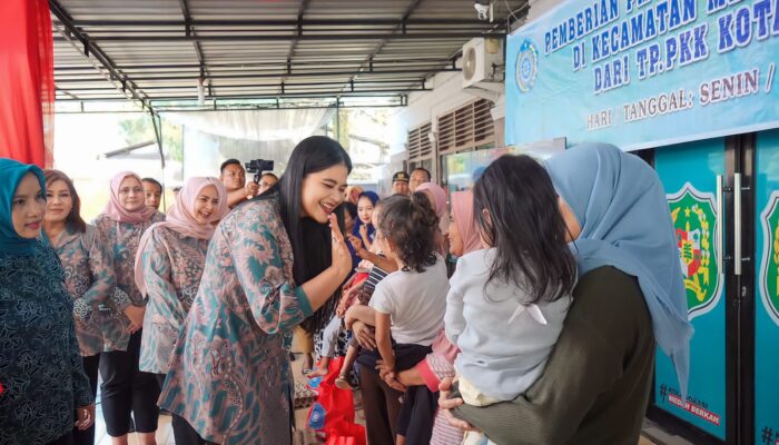 Kahiyang Ayu Bobby Nasution Beri Makanan Tambahan pada Anak Stunting