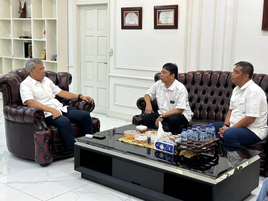 General Manager PLN UIP SBU, Hening Kyat Pamungkas didampingi didampingi mantan GM UIP SBU sebelumnya Octavianus Duha, menemui Kepala Kejaksaan Tinggi Sumatera Utara (Kajatisu) Idianto, SH, MH diruang kerjanya, Jl. AH Nasution, Medan, baru-baru ini.