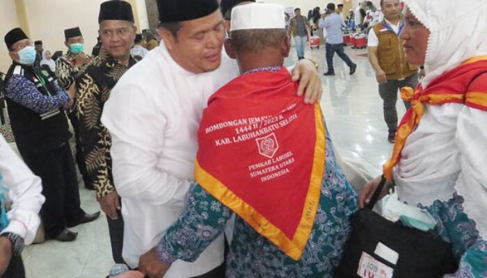 Wakil Bupati Labusel Terharu Sambut Kepulangan Jemaah Haji Kloter 20