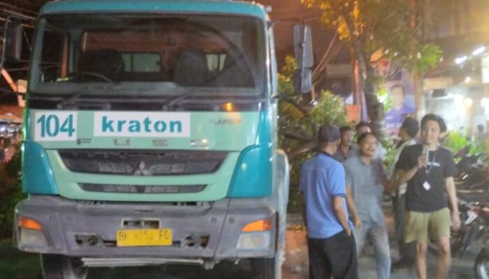 Di Tempuling, Truk Molen Tabrak Pohon, Listrikpun Padam