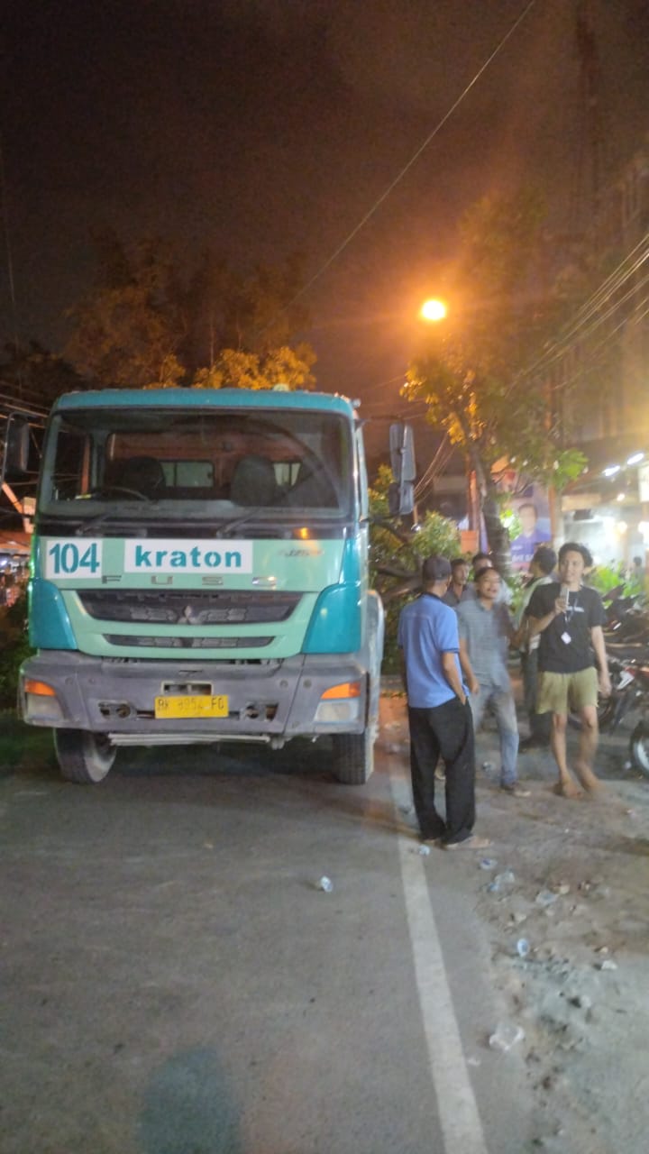 Di Tempuling, Truk Molen Tabrak Pohon, Listrikpun Padam