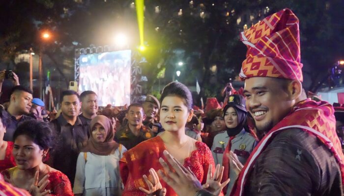 Bobby Nasution Ikut Menari Mbuah Page Dan Serahkan Hadiah Sepeda Motor