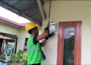 Petugas penyambungan PLN sedang melakukan penggantian smart meter AMI di rumah pelanggan PLN Unit Layanan Pelanggan Helvetia.