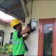 Petugas penyambungan PLN sedang melakukan penggantian smart meter AMI di rumah pelanggan PLN Unit Layanan Pelanggan Helvetia.